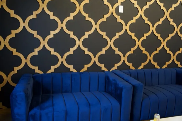 Navy booths along a gold quatrefoil wall